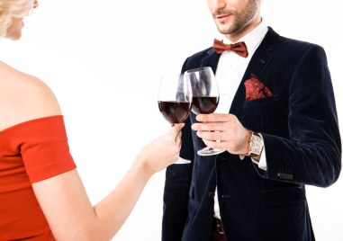 Чаша червено вино е задължителна част от всяка романтична вечер