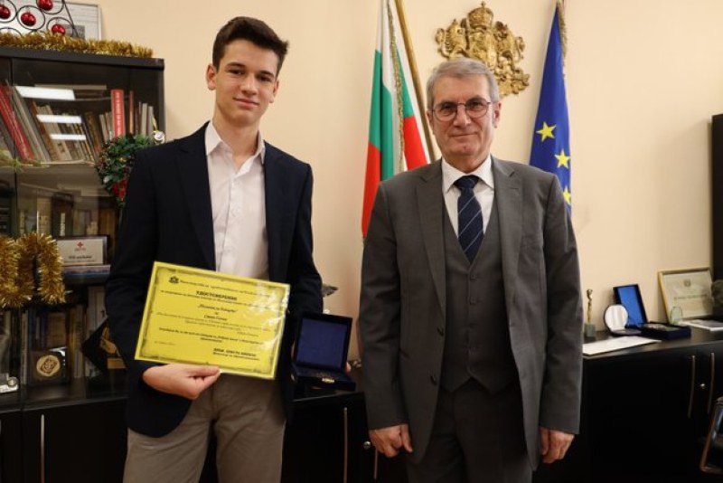 Министър Хинков награди ученик от Пловдив с грамота „Посланик на бъдещето
