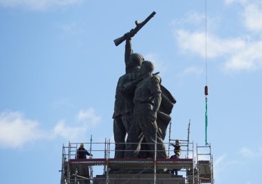 Започна демонтажът на Паметника на Съветската армия Най високата фигура на