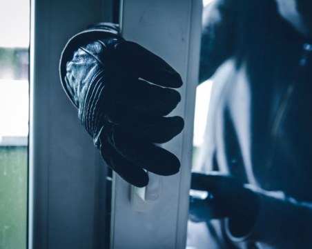 Арестуваха двама младежи, обрали заведение в Асеновград