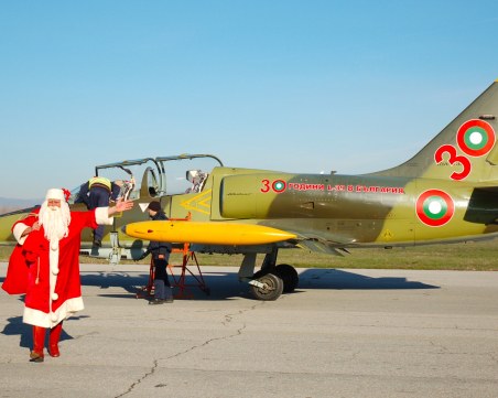 Дядо Коледа каца с боен самолет край Пловдив