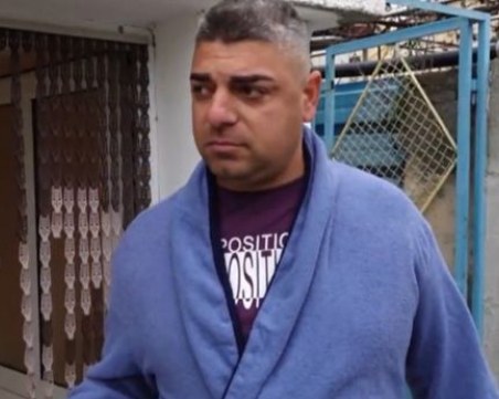 Мъжът, влязал с халат във ВиК дружество: В XXI век искам да имам вода