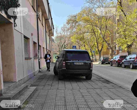 Нагло! Пловдивчанин с Рейндж Роувър паркира върху тротоар в центъра
