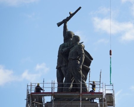 Отрязаха с флекс най-високата фигура на Паметника на Съветската армия