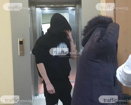 Тийнейджърът, стрелял с пистолет по автобус в Пловдив, скри лицето си от медиите в съда