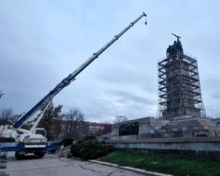 Започна демонтажът на паметника на Съветската армия