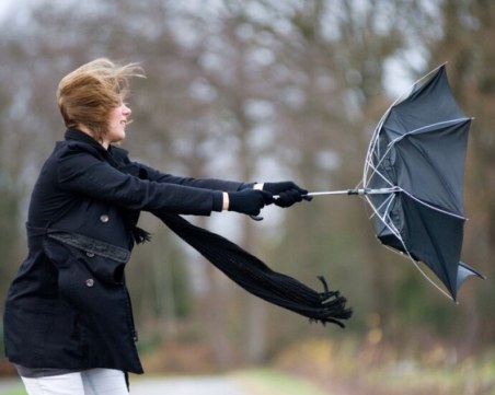 Жълт код за вятър в две области, валежите идват до дни