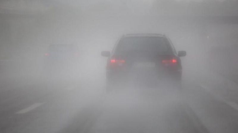 Kaĸ дa шoфиpaмe aвтoмoбилa бeзoпacнo пpи мъглa