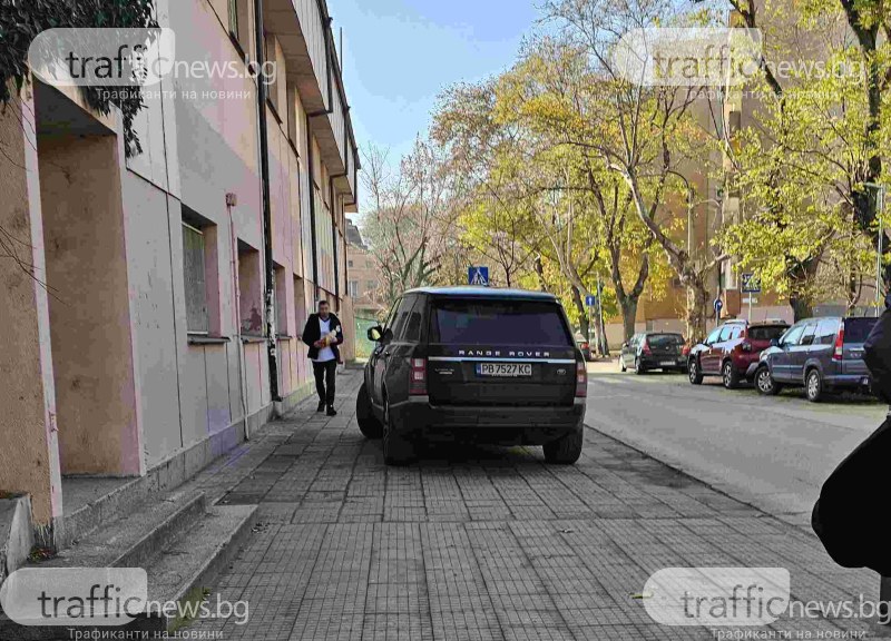 Нагло! Пловдивчанин с Рейндж Роувър паркира върху тротоар в центъра