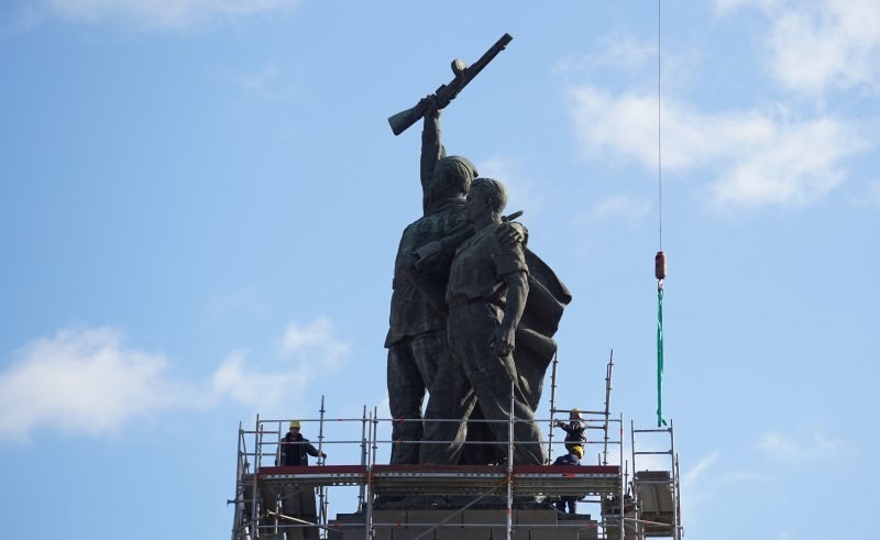 Започна демонтажът на Паметника на Съветската армия. Най-високата фигура на