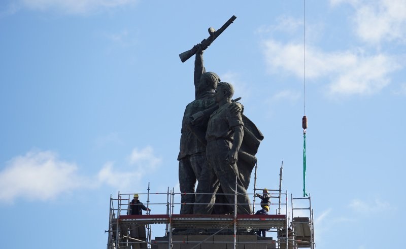 Отрязаха с флекс най-високата фигура на Паметника на Съветската армия
