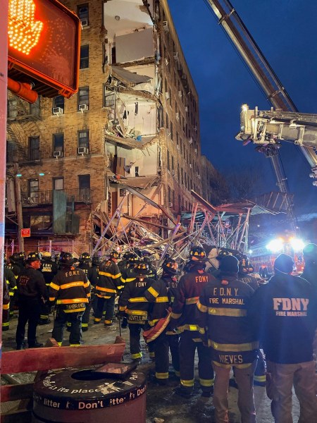 Шестетажна сграда се срути в Ню Йорк, издирват затрупани хора