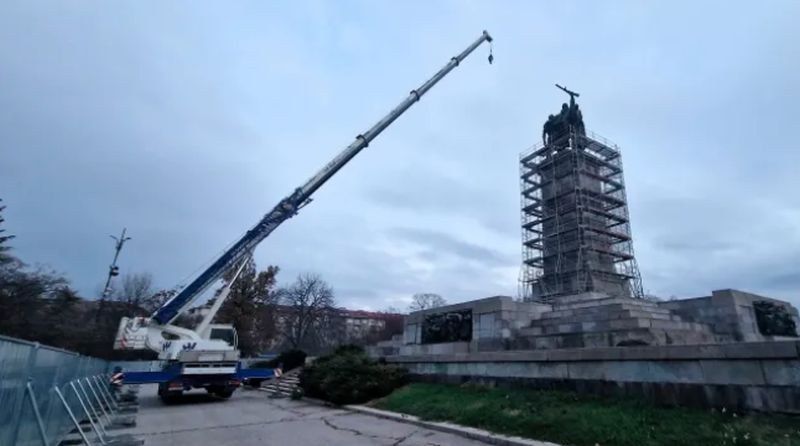 Започна демонтажът на паметника на Съветската армия