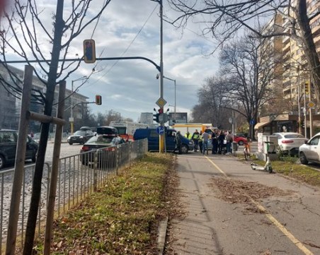 Бус блъсна три жени и две деца в София