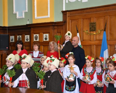 Коледарчета гостуваха в Община Пловдив