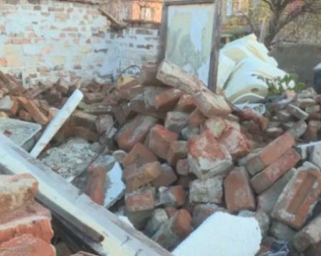 От 8 години: Възрастни жени живеят във фургон без ток и вода в Коматево