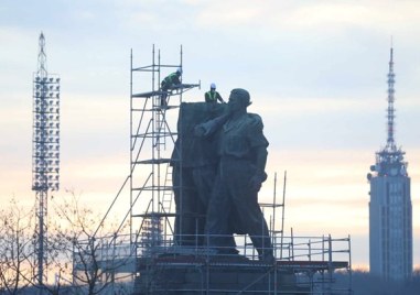 Продължава демонтажът на Паметника на Съветската армия тази сутрин работниците