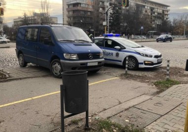 Три жени и две деца бяха ударени в София от