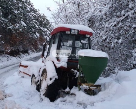 АПИ: Времето се влошава, не тръгвайте на път неподготвени