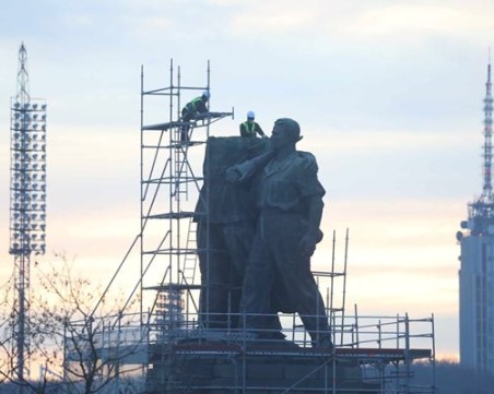 Демонтажът продължава! Махнаха и главата на съветския войн в София