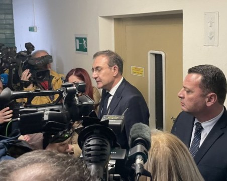 Депутати от БСП нахлуха в Областната управа в София, счупиха вратата