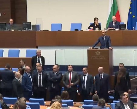 Депутати окупираха трибуната на НС, отказаха да работят
