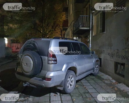 Герой! Огромен джип успя да блокира цял тротоар в центъра на Пловдив