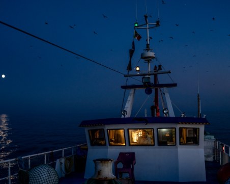 Кораб потъва край Балчик, навлезли са близо 15 тона вода