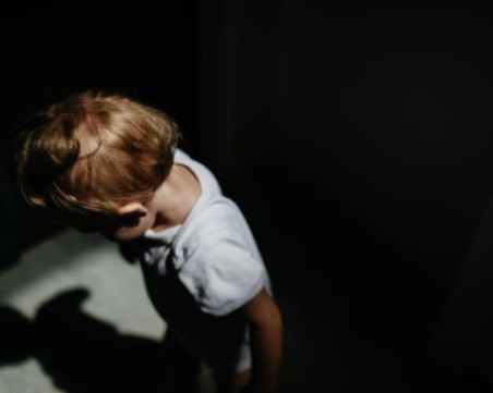 Проверяват училището на 7-годишното момиченце, спящо в парник върху гуми