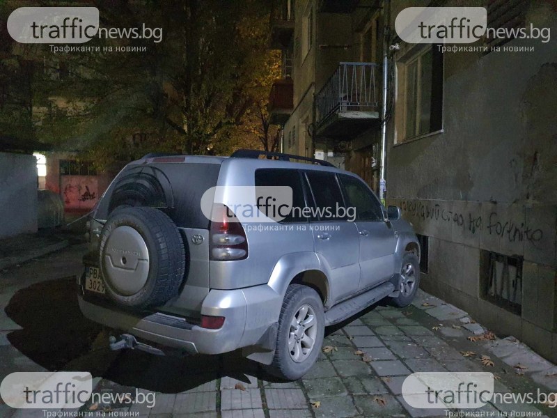 Герой! Огромен джип успя да блокира цял тротоар в центъра на Пловдив