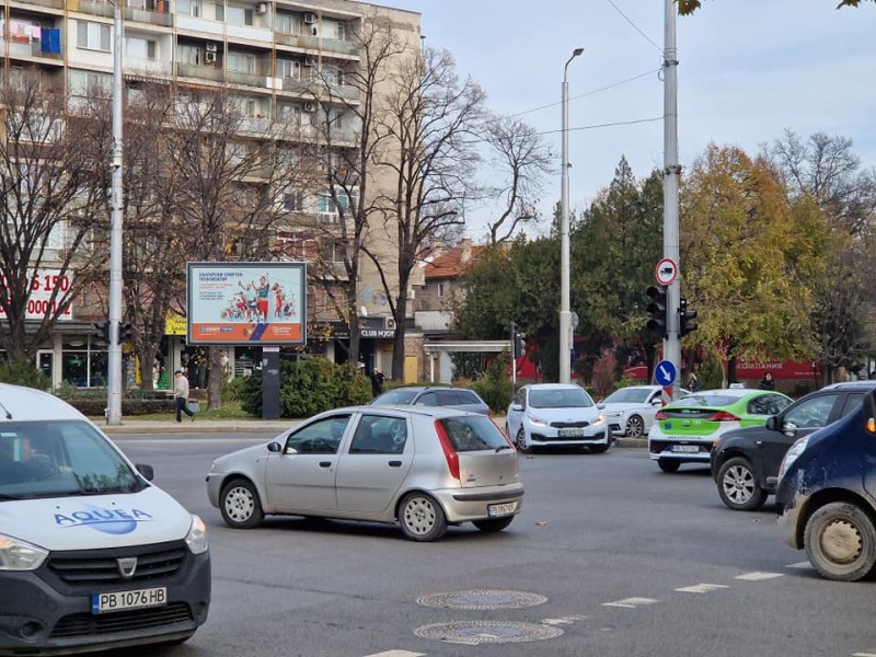 Транспортен хаос настъпи на едно от най-оживените кръстовища в Пловдив