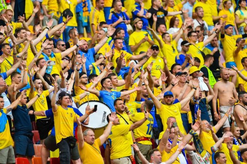 УЕФА глоби Украинската футболна федерация заради расистко поведение на феновете