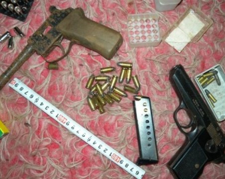 Криминално проявен е съхранявал незаконни оръжия и безакцизен алкохол в дома си в Манолско Конаре