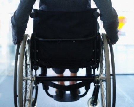 Нагла кражба! Пловдивчанин събори жена от инвалидна количка и я обра