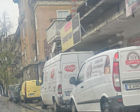 Пловдивчанин: Тротоарите за колите ли са, или за пешеходците?