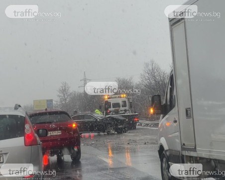 Пловдивски мерцедес катастрофира на АМ „Тракия”, затапи движението