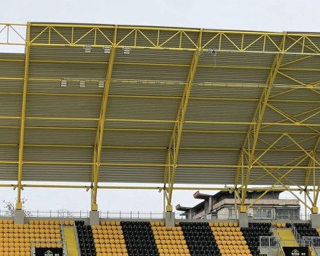 Започна монтирането на осветлението на северната трибуна на Колежа