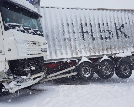 Обърнат тир е запушил АМ „Тракия