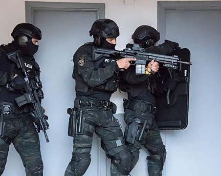 Разбиха голяма неонацистка паравоенна организация в Испания, готвили покушения