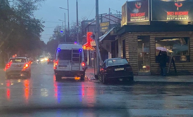 БМВ се удари в стълб на кръстовището на бул. Васил