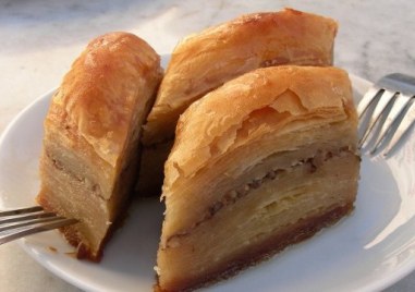 Баклавата е безспорно един от най сладките и сочни десерти Приготвя