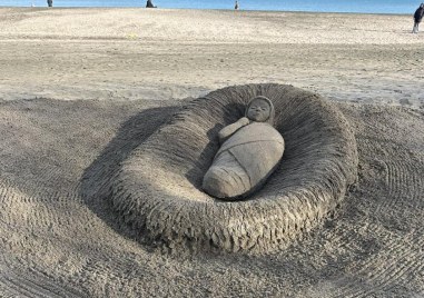 Точно една седмица преди Рождество на бургаския плажсе появи скулптура