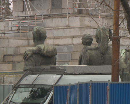 Кранът остава край Паметника на Съветската армия, отрязаните фигури – също