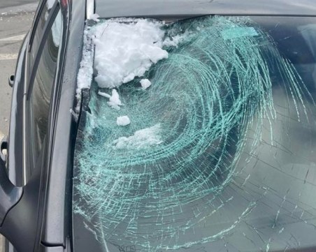 Опасно! Деца потрошиха движеща се кола със снежни топки