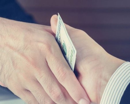 Отстраняват чиновника, хванат с огромен подкуп