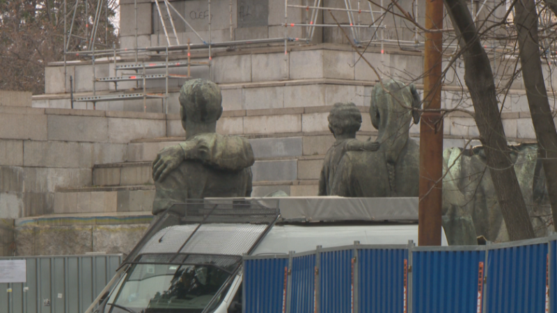 Кранът остава край Паметника на Съветската армия, отрязаните фигури – също