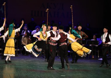 Ансамблите Тракия и Шпанац превърнаха съвместния си концерт в препълнената