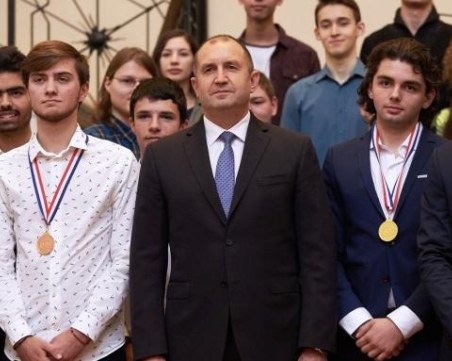 Българските ученици са спечелили 90 медала от олимпиади по природни науки през годината