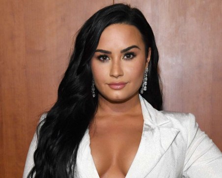 Деми Ловато се сгоди