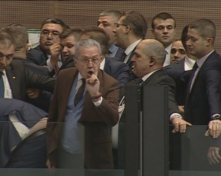 Физически сблъсъци и напрежение в парламента! 